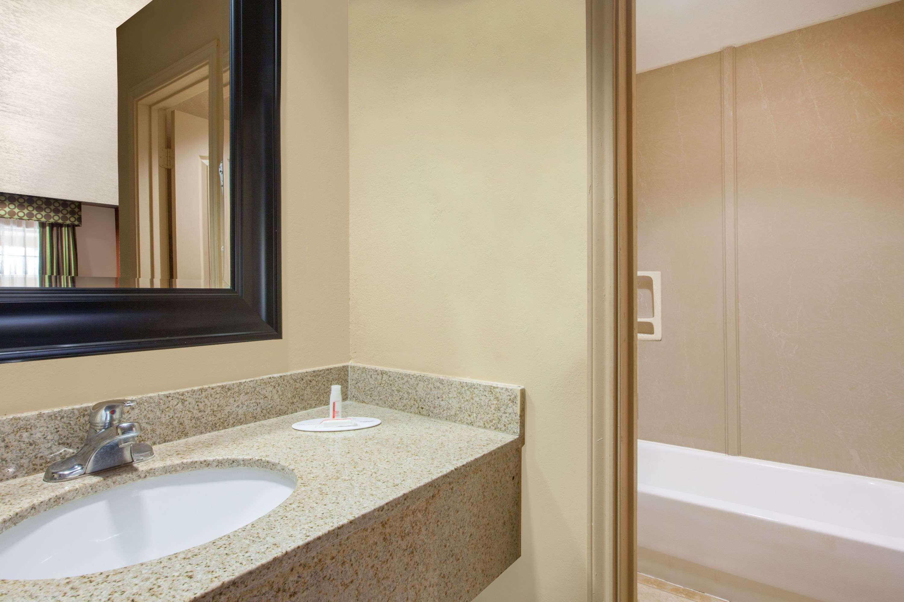 Days Inn By Wyndham Centerville Екстер'єр фото