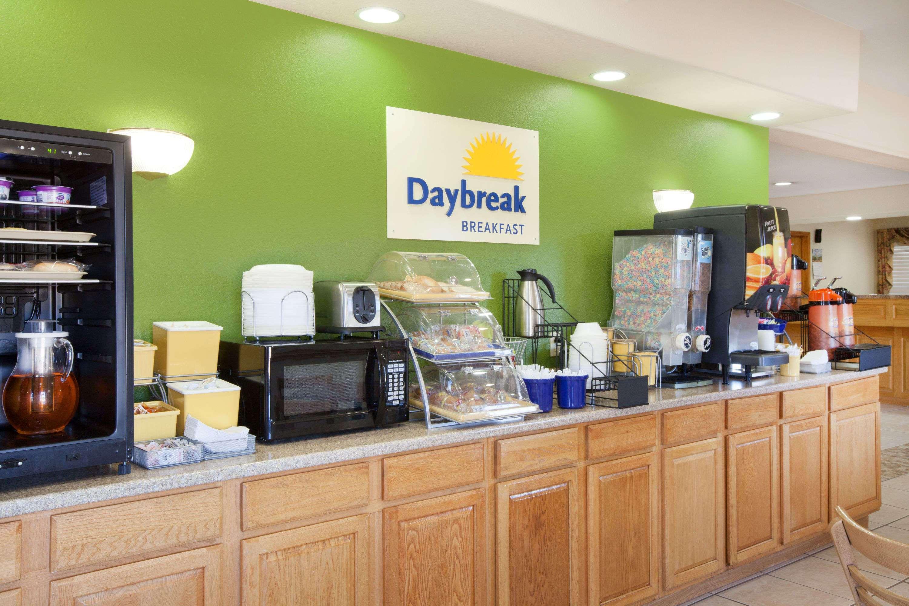 Days Inn By Wyndham Centerville Екстер'єр фото