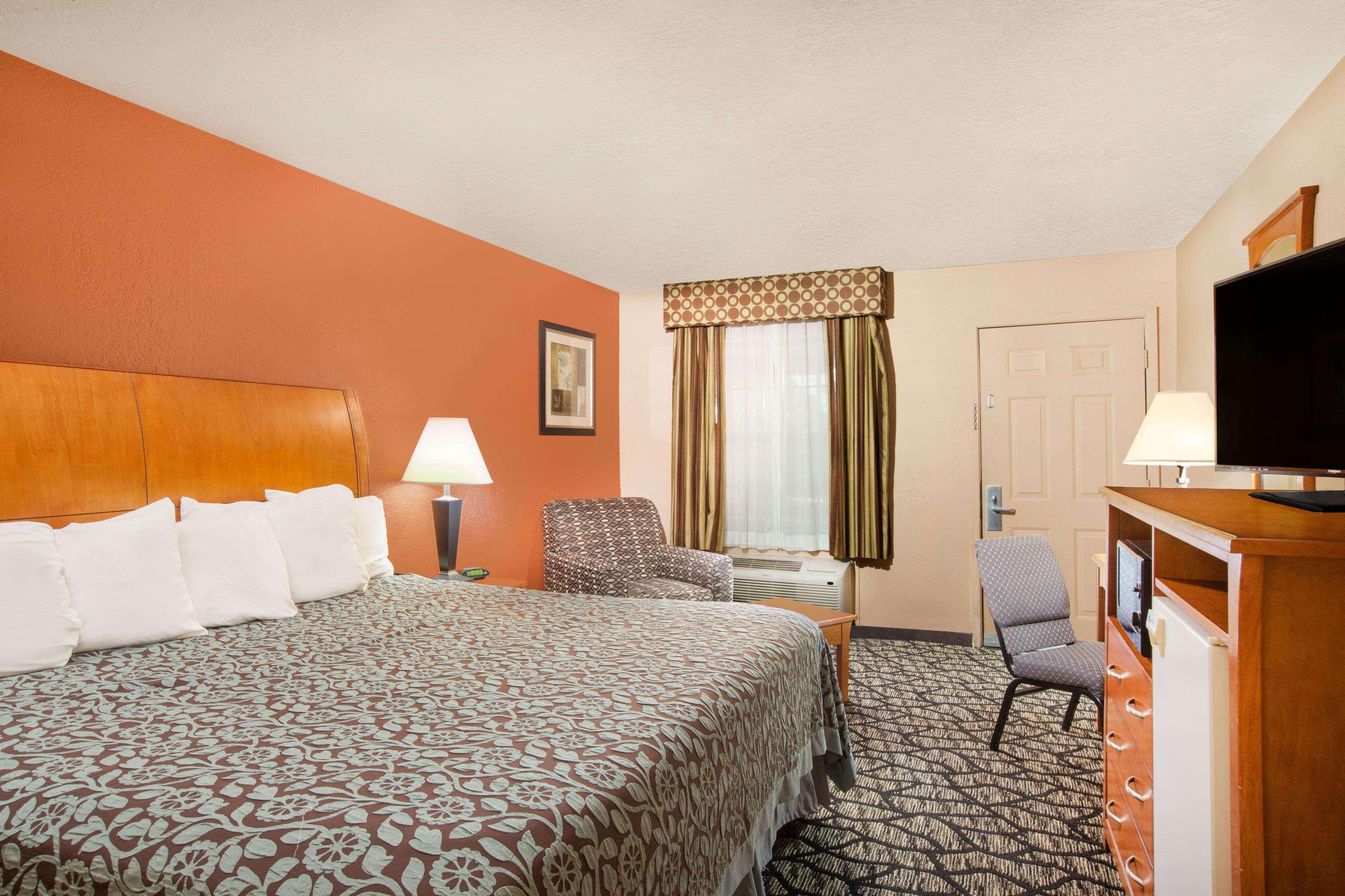 Days Inn By Wyndham Centerville Екстер'єр фото